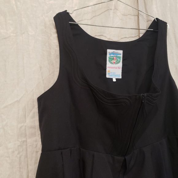 Kirstens Landhausmode Authentic Traditional Black German Dirndl - Picture 8 of 14